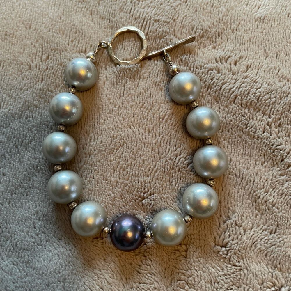 Gray pearl toggle bracelet